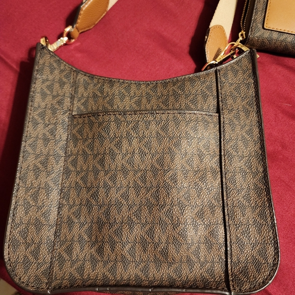 Michael Kors Crossbody with wallet - Picture 3 of 6